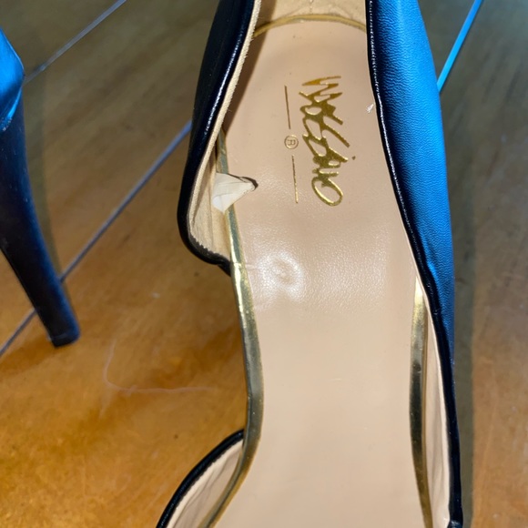 Simple black pointed toe pumps with gold detail. - Picture 4 of 6